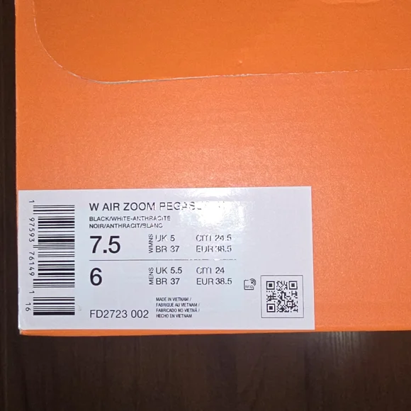 NIB Size 7.5 Nike Black and White Air Zoom Sneakers - Picture 5 of 5